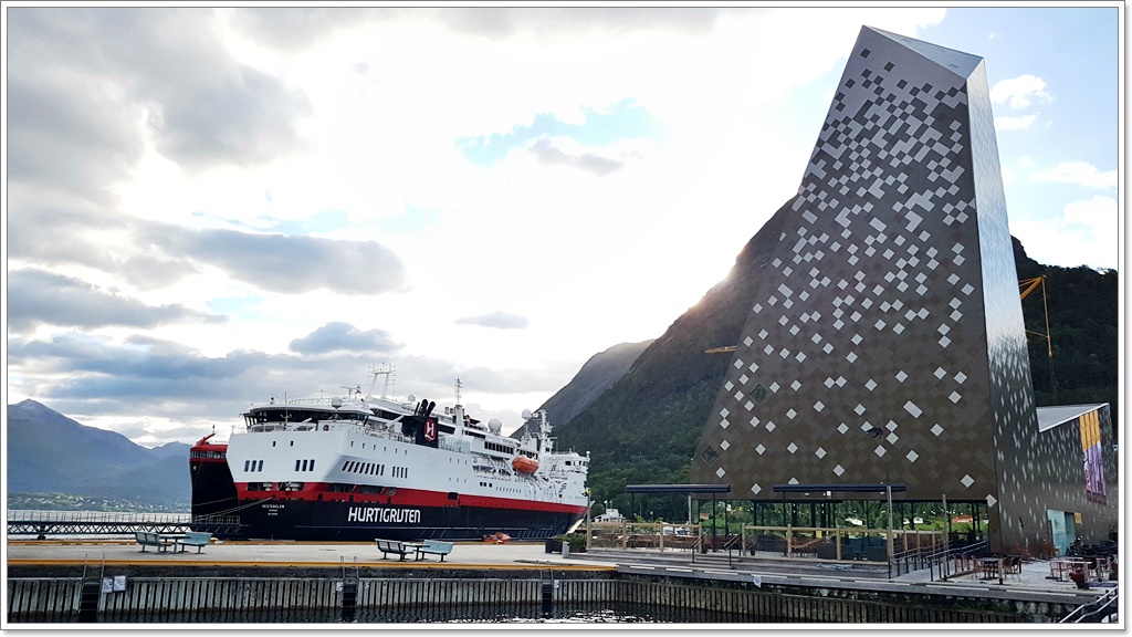 Das Postschiff "Hurtigruten"