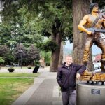 Das Titelbild vom Blogbeitrag "Stadt der Hoffnung" - Es zeigt die Rambo-Statue in Hope, Kanada
